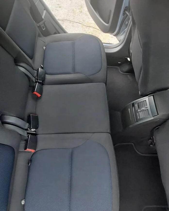 Čištění zadních sedaček po