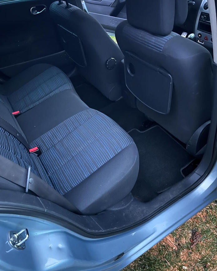 ČIŠTĚNÍ ZADNÍCH SEDADEL PO