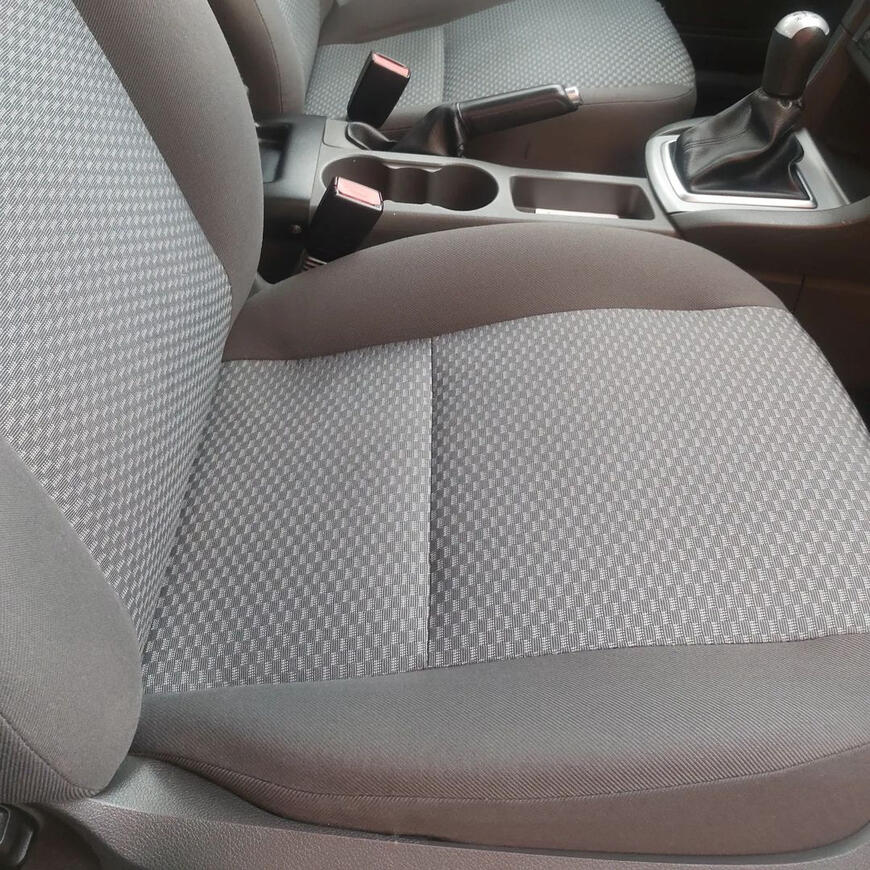 Spolujezdcova sedačka po